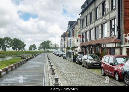 La promenade le long de la baie de St Valery-sur-Somme en Picardie, France Banque D'Images