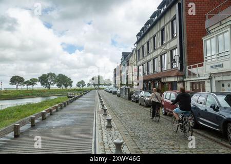 La promenade le long de la baie de St Valery-sur-Somme en Picardie, France Banque D'Images