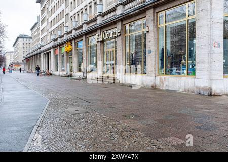 Loisirs dans les bâtiments des années 1950 Berlin, Allemagne. Magasins de loisirs insoide 1950 s construire des blocs d'appartements le long d'une ancienne avenue DDR / GDR. Berlin Karl Marx Allee Berlin Allemagne Copyright : xGuidoxKoppesxPhotox Banque D'Images