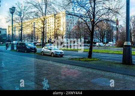 Vue sur Karl Marx Allee vue sur Karl Marx Allee depuis Cafe Sibylle. Berlin, Allemagne. Berlin Karl Marx Allee Berlin Allemagne Copyright : xGuidoxKoppesxPhotox Banque D'Images