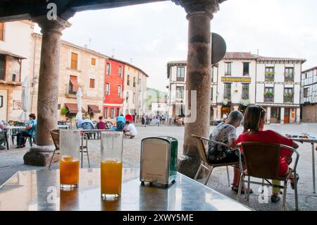 Jus de fruits dans une terrasse. Main Square, Covarrubias, province de Burgos, Castilla Leon, Espagne. Banque D'Images