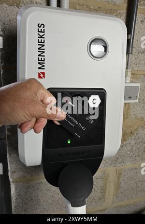 Helecine, Belgique. 21 août 2024. Une personne charge son véhicule électrique hybride à Helecine le mercredi 21 août 2024. BELGA PHOTO ERIC LALMAND crédit : Belga News Agency/Alamy Live News Banque D'Images