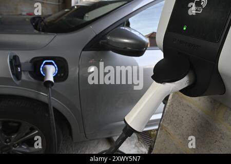 Helecine, Belgique. 21 août 2024. Une personne charge son véhicule électrique hybride à Helecine le mercredi 21 août 2024. BELGA PHOTO ERIC LALMAND crédit : Belga News Agency/Alamy Live News Banque D'Images