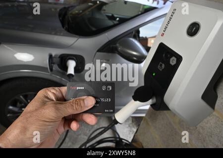 Helecine, Belgique. 21 août 2024. Une personne charge son véhicule électrique hybride à Helecine le mercredi 21 août 2024. BELGA PHOTO ERIC LALMAND crédit : Belga News Agency/Alamy Live News Banque D'Images