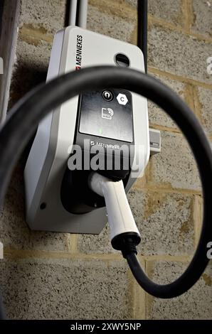 Helecine, Belgique. 21 août 2024. Une personne charge son véhicule électrique hybride à Helecine le mercredi 21 août 2024. BELGA PHOTO ERIC LALMAND crédit : Belga News Agency/Alamy Live News Banque D'Images