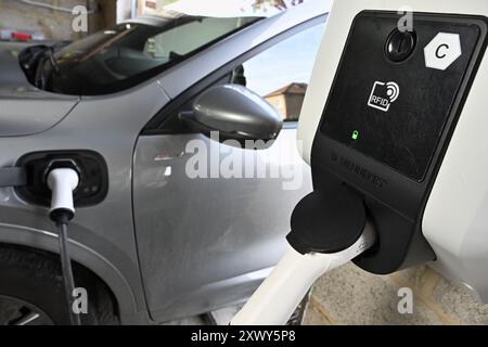 Helecine, Belgique. 21 août 2024. Une personne charge son véhicule électrique hybride à Helecine le mercredi 21 août 2024. BELGA PHOTO ERIC LALMAND crédit : Belga News Agency/Alamy Live News Banque D'Images