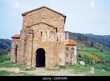 Façade de l'église de Santa Cristina de Lena. Pola de lena, Asturias, Espagne. Banque D'Images