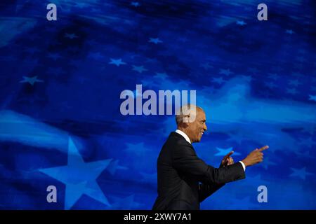 L’ancien président américain Barack Obama monte sur scène pour prononcer un discours lors de la Convention nationale démocrate 2024 à Chicago, Illinois, États-Unis, au United Center le mardi 20 août 2024. Crédit : Annabelle Gordon/CNP/MediaPunch Banque D'Images