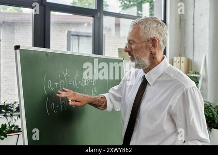 Un homme d'âge moyen avec une barbe enseigne un cours de mathématiques en ligne, pointant vers une formule sur un tableau noir. Banque D'Images