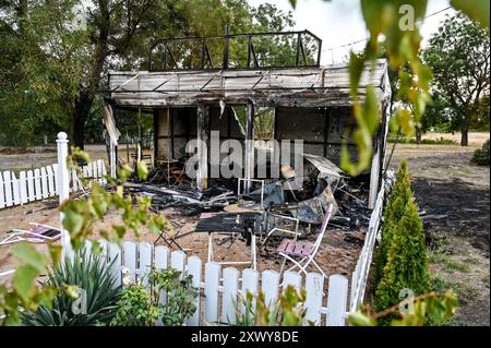 MALOKATERYNIVKA, UKRAINE - 20 AOÛT 2024 - le café pour enfants Levada dans le parc central est endommagé par une frappe d’obus d’artillerie russe dans le village de Malokaterynivka, région de Zaporizhzhia, dans le sud-est de l’Ukraine. À la suite de l'attaque russe, deux personnes sont mortes, dont un garçon de 14 ans. Six enfants sont hospitalisés avec deux garçons souffrant de lésions de la moelle épinière. Banque D'Images