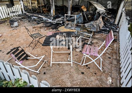 MALOKATERYNIVKA, UKRAINE - 20 AOÛT 2024 - des tables et des chaises brûlées sont au café pour enfants Levada dans le parc central détruit par une frappe d'artillerie russe, village de Malokaterynivka, région de Zaporizhzhia, sud-est de l'Ukraine. À la suite de l'attaque russe, deux personnes sont mortes, dont un garçon de 14 ans. Six enfants sont hospitalisés avec deux garçons souffrant de lésions de la moelle épinière. Banque D'Images