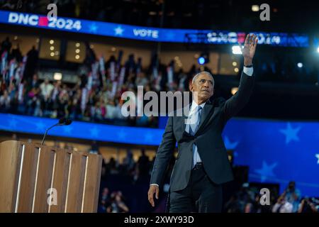 L’ancien président américain Barack Obama sort de la scène après avoir prononcé un discours à la Convention nationale démocrate 2024 à Chicago, Illinois, États-Unis, au United Center le mardi 20 août 2024. Crédit : Annabelle Gordon/CNP/MediaPunch Banque D'Images