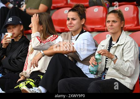 Unterhaching, Deutschland. 20 août 2024. La blessée Lena Oberdorf (FCB, withte) dans les tribunes, match amical de football FC Bayern Munich femmes - Juventus Turin 0-0 le 20 août 2024, Alpenbauer Sportpark Unterhaching Football 1st Bundesliga, saison 2024/2025. ? Crédit : dpa/Alamy Live News Banque D'Images