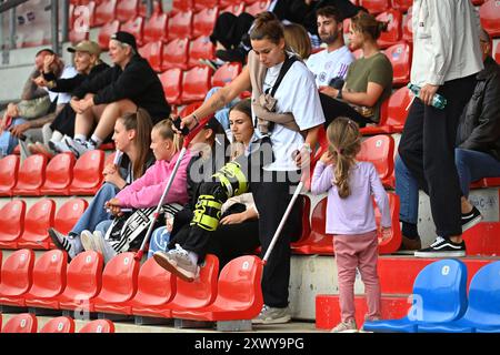 Unterhaching, Deutschland. 20 août 2024. Lena Oberdorf (FCB) blessée avec des béquilles dans les gradins, match amical de football FC Bayern Munich femmes - Juventus Turin 0-0 le 20 août 2024, Alpenbauer Sportpark Unterhaching Football 1st Bundesliga, saison 2024/2025. ? Crédit : dpa/Alamy Live News Banque D'Images