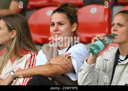 Unterhaching, Deutschland. 20 août 2024. Lena Oberdorf (FCB) blessée dans les tribunes, match amical FC Bayern Munich femmes - Juventus Turin 0-0 le 20 août 2024, Alpenbauer Sportpark Unterhaching Football 1st Bundesliga, saison 2024/2025. ? Crédit : dpa/Alamy Live News Banque D'Images