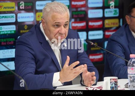 Bucarest, Roumanie. 21 août 2024 : Marius Sumudica, le nouvel entraîneur du Fotbal Club Rapid Bucarest, est présenté lors d'une conférence de presse, au Superbet Arena-Giulesti, à Bucarest. Crédit : Lucian Alecu/Alamy Live News Banque D'Images