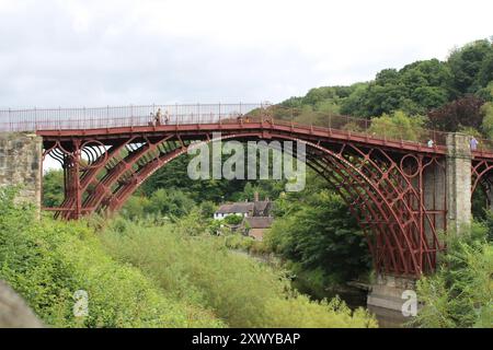 Ironbridge. Le célèbre pont de fer enjambant la rivière Severn dans la ville historique d'Ironbridge, Shropshire, Angleterre, Banque D'Images