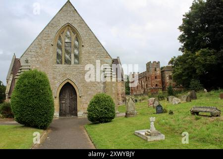 Église Acton Burnell avec le château en arrière-plan - Acton Burnell, Shropshire, Angleterre Banque D'Images