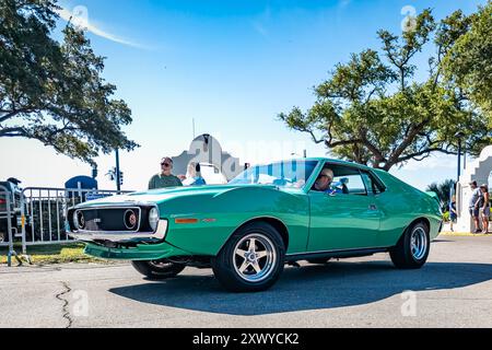 Gulfport, MS - 02 octobre 2023 : vue d'angle avant basse d'un AMC Javelin AMX coupé 1971 lors d'un salon automobile local. Banque D'Images