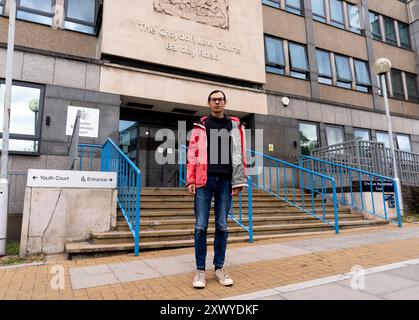 Callum Goode, un manifestant de Peckham, arrive au tribunal d'instance de Croydon, dans le sud de Londres, accusé d'obstruction à l'autoroute après que les manifestants auraient bloqué un autocar devant conduire les demandeurs d'asile à la barge Bibby Stockholm en mai. Date de la photo : mercredi 21 août 2024. Banque D'Images