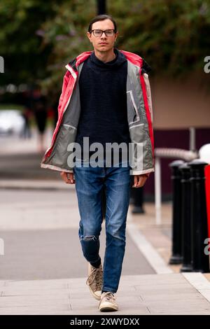 Callum Goode, un manifestant de Peckham, arrive au tribunal d'instance de Croydon, dans le sud de Londres, accusé d'obstruction à l'autoroute après que les manifestants auraient bloqué un autocar devant conduire les demandeurs d'asile à la barge Bibby Stockholm en mai. Date de la photo : mercredi 21 août 2024. Banque D'Images