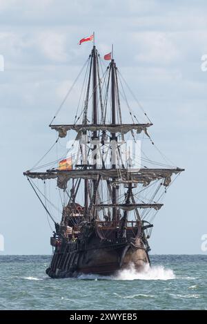 Southend Pier, Southend on Sea, Essex, Royaume-Uni. 21 août 2024. Réplique espagnole du XVIIe siècle, le grand voilier «El Galeon», nommé Galeón Andalucía, a navigué jusqu’à l’estuaire de la Tamise agité depuis la mer du Nord pour s’arrimer le long de la jetée Southend et sera ouvert aux visiteurs du 22 au 27 août. Le navire a quitté Bremerhaven en Allemagne le 18 août pour traverser la mer du Nord jusqu'à Southend. El Galeon a été construit entre 2009 et 2010 par la NAO Victoria Foundation et a navigué autour du monde et visité de nombreux ports Banque D'Images