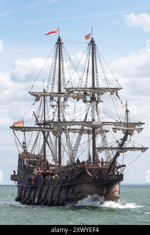 Southend Pier, Southend on Sea, Essex, Royaume-Uni. 21 août 2024. Réplique espagnole du XVIIe siècle, le grand voilier «El Galeon», nommé Galeón Andalucía, a navigué jusqu’à l’estuaire de la Tamise agité depuis la mer du Nord pour s’arrimer le long de la jetée Southend et sera ouvert aux visiteurs du 22 au 27 août. Le navire a quitté Bremerhaven en Allemagne le 18 août pour traverser la mer du Nord jusqu'à Southend. El Galeon a été construit entre 2009 et 2010 par la NAO Victoria Foundation et a navigué autour du monde et visité de nombreux ports Banque D'Images