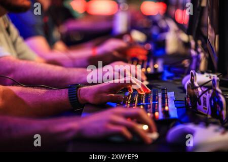 Cologne, Allemagne. 21 août 2024. Les joueurs sur ordinateur sont assis devant les écrans du salon Gamescom des jeux informatiques et vidéo. La gamescom aura lieu du 21 au 25.08.2024 à Cologne. Crédit : Oliver Berg/dpa/Alamy Live News Banque D'Images