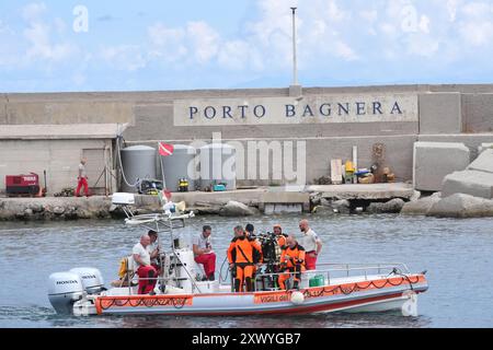 L'équipe de plongée des pompiers quitte le port en direction du site de plongée pour le Bayesian au large de la côte de Porticello, en Sicile, le troisième jour de la recherche de six touristes disparus après que le yacht de luxe Bayesian a coulé dans une tempête lundi alors qu'il était amarré à environ 800 mètres au large de la côte. Les garde-côtes italiens n'ont pas exclu la possibilité que les personnes disparues soient encore en vie, les experts spéculant que des poches d'air auraient pu se former lorsque le yacht a coulé. Date de la photo : mercredi 21 août 2024. Banque D'Images