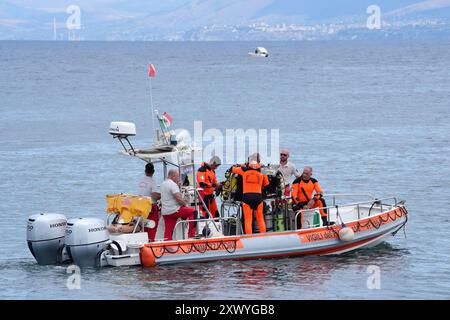 L'équipe de plongée des pompiers quitte le port en direction du site de plongée pour le Bayesian au large de la côte de Porticello, en Sicile, le troisième jour de la recherche de six touristes disparus après que le yacht de luxe Bayesian a coulé dans une tempête lundi alors qu'il était amarré à environ 800 mètres au large de la côte. Les garde-côtes italiens n'ont pas exclu la possibilité que les personnes disparues soient encore en vie, les experts spéculant que des poches d'air auraient pu se former lorsque le yacht a coulé. Date de la photo : mercredi 21 août 2024. Banque D'Images