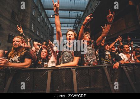 Horsens, Danemark. 16 août 2024. Les amateurs de concert vus lors d'un concert live avec le groupe de Power metal grec Firewind lors du festival de metal danois Jailbreak 2024 à Horsens. Banque D'Images