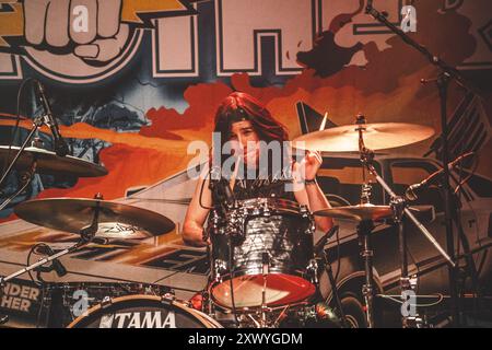 Horsens, Danemark. 17 août 2024. Le groupe de rock suédois ThunderMother donne un concert live lors du festival de metal danois Jailbreak 2024 à Horsens. Banque D'Images