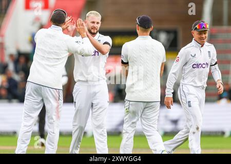 Manchester, Royaume-Uni. 21 août 2024. #37, Gus Atkinson de l'Angleterre (2e à gauche) célèbre le licenciement du #77, Prabath Jayasuriya du Sri Lanka lors du Rothesay International test match Series match match entre l'Angleterre et le Sri Lanka à Emirates Old Trafford, Manchester, Angleterre le 21 août 2024. Photo de Stuart Leggett. Utilisation éditoriale uniquement, licence requise pour une utilisation commerciale. Aucune utilisation dans les Paris, les jeux ou les publications d'un club/ligue/joueur. Crédit : UK Sports pics Ltd/Alamy Live News Banque D'Images