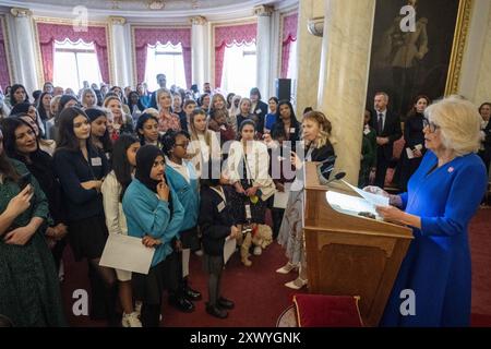 Photo datée du 12/03/24 de la reine Camilla, présidente de Women of the World (WOW), prenant la parole lors d'une réception pour célébrer la Journée internationale de la femme au Buckingham Palace, Londres. ITV a annoncé avoir commandé à sa Majesté la Reine : derrière les portes closes, qui sera diffusé plus tard en 2024, après que la Reine a été suivie pendant un an pour le documentaire, qui examinera son travail de sensibilisation à la violence domestique. Le programme de 90 minutes comprendra des entretiens avec des survivants, des proches qui ont perdu des êtres chers et ceux qui travaillent pour mettre fin à la violence. Date d'émission : mercredi Banque D'Images