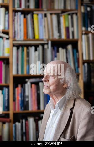 Cologne, Allemagne. 21 août 2024. Le libraire d'antiquaires Klaus Willbrand figure parmi les livres de sa librairie d'occasion à Sülz. À 83 ans, Willbrand est devenue une star TikTok et Instagram. Crédit : Rolf Vennenbernd/dpa/Alamy Live News Banque D'Images