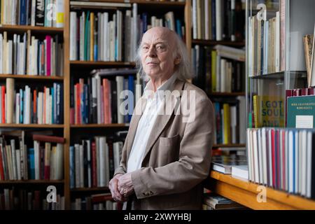 Cologne, Allemagne. 21 août 2024. Le libraire d'antiquaires Klaus Willbrand figure parmi les livres de sa librairie d'occasion à Sülz. À 83 ans, Willbrand est devenue une star TikTok et Instagram. Crédit : Rolf Vennenbernd/dpa/Alamy Live News Banque D'Images