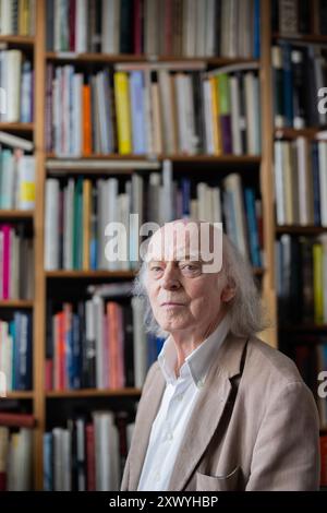 Cologne, Allemagne. 21 août 2024. Le libraire d'antiquaires Klaus Willbrand figure parmi les livres de sa librairie d'occasion à Sülz. À 83 ans, Willbrand est devenue une star TikTok et Instagram. Crédit : Rolf Vennenbernd/dpa/Alamy Live News Banque D'Images