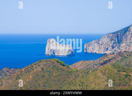 Sardaigne (Italie) - la côte sud de la Sardaigne, dans la région de Sulcis, province de Cagliari. Ici avec Pan di Zucchero île rocheuse Banque D'Images