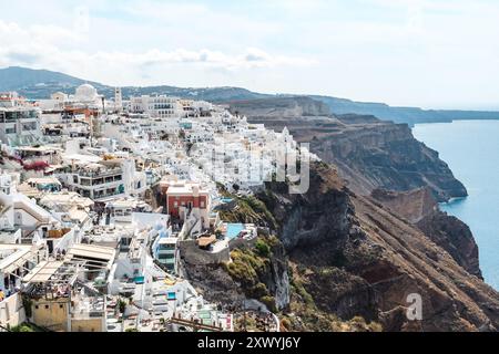 Santorin, Grèce - 8 octobre 2019 : une vue panoramique des bâtiments blanchis à la chaux sur les falaises. Banque D'Images