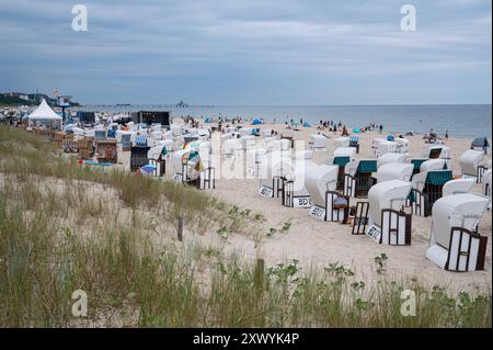 27.07.2024, Ahlbeck, Usedom, Mecklembourg-Poméranie occidentale, Allemagne, Europa - Urlauber und Strandkoerbe am Ostseestrand im Kaiserbad Ahlbeck auf der Beliebten deutschen Urlaubsinsel Usedom an der Ostsee. *** 27 07 2024, Ahlbeck, Usedom, Mecklembourg-Poméranie occidentale, Allemagne, Europe vacanciers et les pêcheurs de plage sur la plage de la mer Baltique à Kaiserbad Ahlbeck sur l'île de vacances allemande populaire d'Usedom sur la mer Baltique Banque D'Images