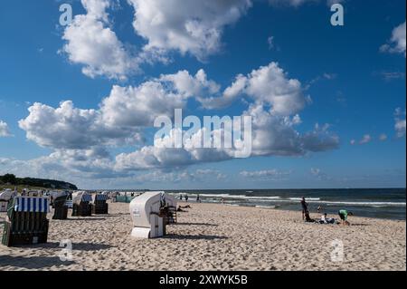 28.07.2024, Heringsdorf, Usedom, Mecklembourg-Poméranie occidentale, Allemagne, Europa - Urlauber und Strandkoerbe am Ostseestrand im Kaiserbad Heringsdorf auf der Beliebten deutschen Urlaubsinsel Usedom an der Ostsee. *** 28 07 2024, Heringsdorf, Usedom, Mecklembourg-Poméranie occidentale, Allemagne, Europe vacanciers et les pêcheurs de plage sur la plage de la mer Baltique dans la station balnéaire impériale de Heringsdorf sur l'île de vacances allemande populaire d'Usedom sur la mer Baltique Banque D'Images