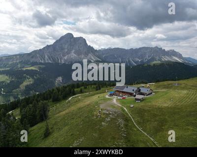 La Sass de Putia vue aérienne du paysage montagneux des Dolomites dans le Trentin, Tyrol du Sud dans le nord de l'Italie. Banque D'Images