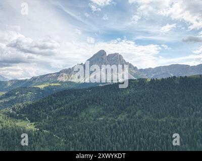 La Sass de Putia vue aérienne du paysage montagneux des Dolomites dans le Trentin, Tyrol du Sud dans le nord de l'Italie. Banque D'Images
