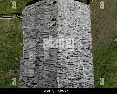 Une cabane en bois à Sass de Putia vue aérienne du paysage de montagne Dolomites dans le Trentin, Tyrol du Sud dans le nord de l'Italie. Banque D'Images