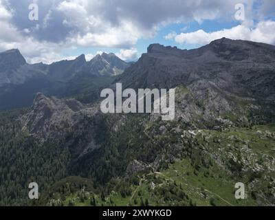 Cinque 5 torri cinq tours vue aérienne du paysage des Dolomites dans le Trentin, Tyrol du Sud dans le nord de l'Italie. Banque D'Images