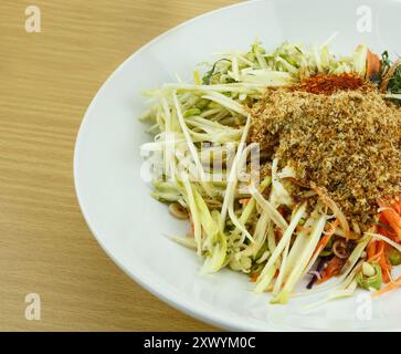 La cuisine thaïlandaise 'Khao Yam dans le sud de Style'. Une sorte de salade de riz avec beaucoup de légumes avec Vinaigrette pour salade spéciale appelée "Budu'. Banque D'Images