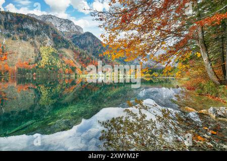 Scène d'automne captivante du lac Vorderer Langbathsee. Destination de voyage populaire. Lieu : Vorderer Langbathsee, région de Salzkammergut, haute-Autriche Banque D'Images