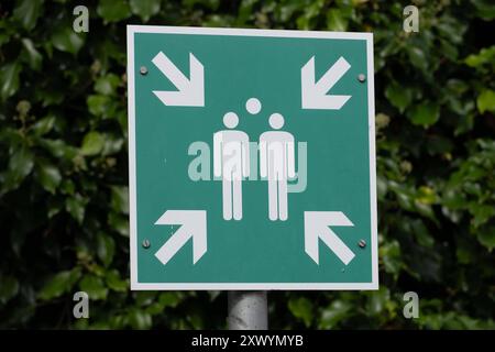 Schild TREFFPUNKT, allgemein, Feature, Randmotiv, Symbolfoto Saskia ESKEN, SPD-Bundesvorsitzende Sarah PHILIPP, SPD Landesvorsitzende NRW, Serdar YUEKSEL, SPD, MDL, besuchen eine Kita der AWO à Bochum, 21.08.2024. *** Panneau TREFFPUNKT, général, caractéristique, motif de bordure, symbole photo Saskia ESKEN, SPD Présidente fédérale Sarah PHILIPP, SPD Présidente d'État NRW, Serdar YUEKSEL, SPD, membre du Parlement, visite d'une garderie AWO à Bochum, 21 08 2024 Banque D'Images