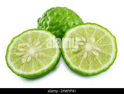 Bergamote et feuilles de citron vert kaffir sur fond blanc Banque D'Images