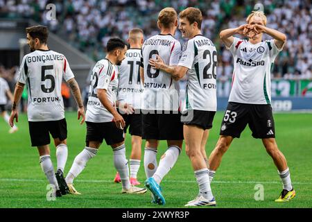 Varsovie, Pologne. 18 août 2024. Claude Goncalves, Lucas Lima Linhares (Luquinhas), Rafal Augustyniak, Marc Gual, Wojciech Urbanski de Legia célèbrent un but lors du match de la Ligue Ekstraklasa PKO Bank Polski entre Legia Warszawa et Radomiak Radom au stade municipal du maréchal Jozef Pilsudski Legia Varsovie. Score final : Legia Warszawa 4:1 Radomiak Radom. (Photo de Mikolaj Barbanell/SOPA images/Sipa USA) crédit : Sipa USA/Alamy Live News Banque D'Images